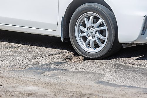 MIKE DEAL / FREE PRESS
Vehicles travel along Kenaston Boulevard between Taylor Avenue and Tuxedo Avenue where potholes and curbs are in bad condition.
CAA Manitoba has released the results of the annual CAA Worst Roads Campaign and Kenaston Boulevard/Route 90 is number three on the list.
Reporter: Nicole Buffie
260528 - Thursday, May 28, 2026.