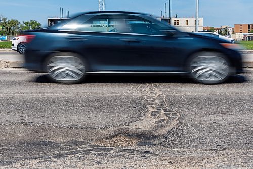 MIKE DEAL / FREE PRESS
Vehicles travel along Kenaston Boulevard between Taylor Avenue and Tuxedo Avenue where potholes and curbs are in bad condition.
CAA Manitoba has released the results of the annual CAA Worst Roads Campaign and Kenaston Boulevard/Route 90 is number three on the list.
Reporter: Nicole Buffie
260528 - Thursday, May 28, 2026.