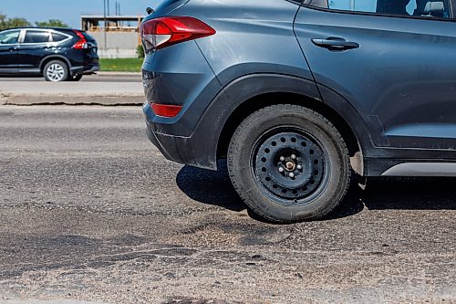 MIKE DEAL / FREE PRESS
Vehicles travel along Kenaston Boulevard between Taylor Avenue and Tuxedo Avenue where potholes and curbs are in bad condition.
CAA Manitoba has released the results of the annual CAA Worst Roads Campaign and Kenaston Boulevard/Route 90 is number three on the list.
Reporter: Nicole Buffie
260528 - Thursday, May 28, 2026.