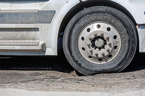 MIKE DEAL / FREE PRESS
Vehicles travel along Kenaston Boulevard between Taylor Avenue and Tuxedo Avenue where potholes and curbs are in bad condition.
CAA Manitoba has released the results of the annual CAA Worst Roads Campaign and Kenaston Boulevard/Route 90 is number three on the list.
Reporter: Nicole Buffie
260528 - Thursday, May 28, 2026.