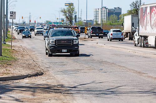 MIKE DEAL / FREE PRESS
Vehicles travel along Kenaston Boulevard between Taylor Avenue and Tuxedo Avenue where potholes and curbs are in bad condition.
CAA Manitoba has released the results of the annual CAA Worst Roads Campaign and Kenaston Boulevard/Route 90 is number three on the list.
Reporter: Nicole Buffie
260528 - Thursday, May 28, 2026.