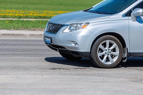 MIKE DEAL / FREE PRESS
Vehicles travel along Kenaston Boulevard between Taylor Avenue and Tuxedo Avenue where potholes and curbs are in bad condition.
CAA Manitoba has released the results of the annual CAA Worst Roads Campaign and Kenaston Boulevard/Route 90 is number three on the list.
Reporter: Nicole Buffie
260528 - Thursday, May 28, 2026.