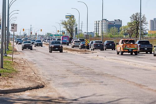 MIKE DEAL / FREE PRESS
Vehicles travel along Kenaston Boulevard between Taylor Avenue and Tuxedo Avenue where potholes and curbs are in bad condition.
CAA Manitoba has released the results of the annual CAA Worst Roads Campaign and Kenaston Boulevard/Route 90 is number three on the list.
Reporter: Nicole Buffie
260528 - Thursday, May 28, 2026.