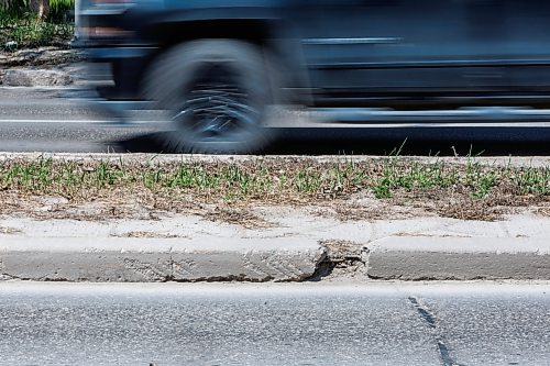 MIKE DEAL / FREE PRESS
Vehicles travel along Kenaston Boulevard between Taylor Avenue and Tuxedo Avenue where potholes and curbs are in bad condition.
CAA Manitoba has released the results of the annual CAA Worst Roads Campaign and Kenaston Boulevard/Route 90 is number three on the list.
Reporter: Nicole Buffie
260528 - Thursday, May 28, 2026.