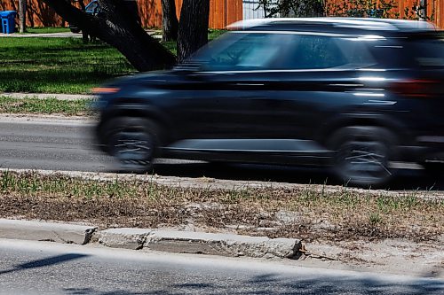 MIKE DEAL / FREE PRESS
Vehicles travel along Kenaston Boulevard between Taylor Avenue and Tuxedo Avenue where potholes and curbs are in bad condition.
CAA Manitoba has released the results of the annual CAA Worst Roads Campaign and Kenaston Boulevard/Route 90 is number three on the list.
Reporter: Nicole Buffie
260528 - Thursday, May 28, 2026.