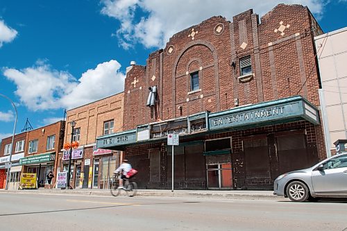 ETHAN CAIRNS / WINNIPEG FREE PRESS
A person bikes past the historic Palace Theatre located at 501 Selkirk Ave in Winnipeg, Manitoba on Wednesday, June 1, 2022. The University of Manitoba, the owners of the building want to have it demolished as it could not find another use for the building.