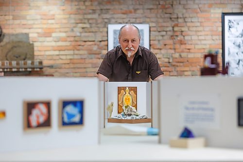 MIKE DEAL / FREE PRESS
Robert peeks over his Miniature K+G gallery which is 1/12th scale and includes a 3D printed model of Robert looking at his art.
Robert Pasternak whose show, The Art of Noticing, has been on display at the Katie and Gunner Gallery for most of May and has been extended into June.
Reporter: Jen Zoratti
260529 - Friday, May 29, 2026.