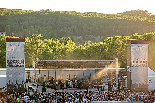 A Friday evening performance seen at Rockin' the Fields of Minnedosa in 2022. Smash Mouth will take the stage on Saturday, Aug. 1 this year. (Tim Smith/The Brandon Sun)