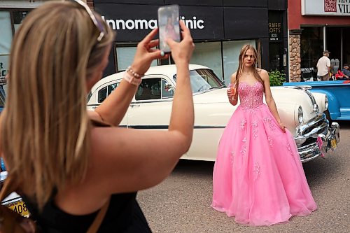 04062026
Janelle Henwood takes photos of her daughter Ashley in her graduation dress during the Brandon Downtown Grad Cruise Night on Thursday evening. The event was part of the monthly Brandon & Area Car Enthusiasts (BACE) and Downtown BIZ cruise night and celebrated the accomplishments of Brandon and area’s 2026 high school graduates. Henwood is graduating from École Secondaire Neelin High School.
(Tim Smith/The Brandon Sun)