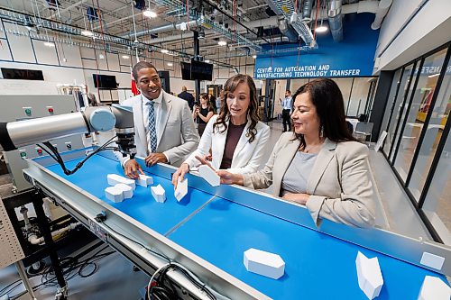 MIKE DEAL / FREE PRESS
(From left): Jamie Moses, Manitoba’s Minister of Business, Mining, Trade and Job Creation, Renée Cable, Manitoba’s Minister of Advanced Education and Training, and Rebecca Chartrand, Minister of Northern and Arctic Affairs and Minister responsible for the Canadian Northern Economic Development Agency check out one of the robotic manufacturing training machines in the RRC Polytech Centre for Automation and Manufacturing Technology Transfer room after the announcement Friday.
Rebecca Chartrand, Minister of Northern and Arctic Affairs and Minister responsible for the Canadian Northern Economic Development Agency, Jamie Moses, Manitoba’s Minister of Business, Mining, Trade and Job Creation, as we as Renée Cable, Manitoba’s Minister of Advanced Education and Training, were on hand Friday morning at the RRC Polytech Centre for Automation and Manufacturing Technology Transfer, during the announcement that a partnership agreement between the federal and provincial governments for workers whose jobs have been directly or indirectly impacted by global tariffs which means they will receive support to help them adapt and retrain.
260605 - Friday, June 05, 2026.