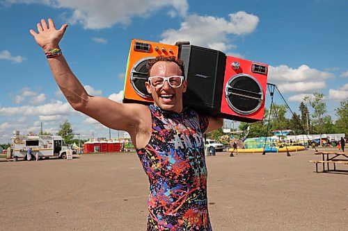 Performer Spandy Andy blasts tunes and rocks out in the sun at the Manitoba Summer Fair on Wednesday. (Tim Smith/The Brandon Sun)