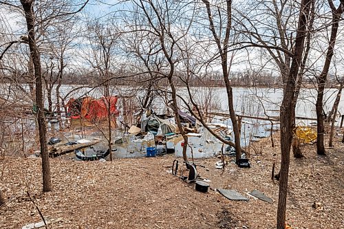MIKE DEAL / FREE PRESS
Remains of an encampment on the Red River that runs along Waterfront Drive on Wednesday.
Reporter: Malak Abas
260415 - Wednesday, April 15, 2026.