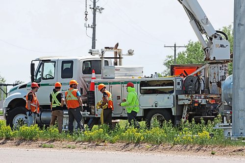 09062026
Workers with the province work on the traffic light system at the intersection of Richmond Avenue and Manitoba Highway 110 on Tuesday/
(Tim Smith/The Brandon Sun)