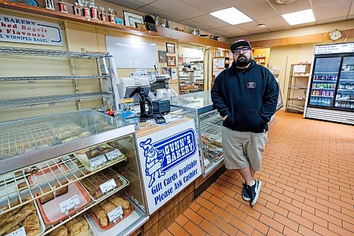 MIKE DEAL / FREE PRESS
Jon Hochman, owner of Gunn’s Bakery, where the power went out at 7 p.m. last night and was only just restored mid-afternoon.
Reporter: Gabrielle Piche
260610 - Wednesday, June 10, 2026.