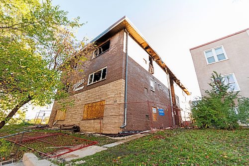 MIKE DEAL / FREE PRESS
A vacant apartment building at southeast corner of Enfield Crescent and Marion Street where a fire started around 2am Monday morning.
251006 - Monday, October 06, 2025.