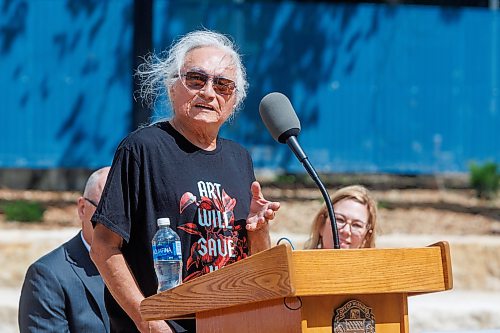 MIKE DEAL / FREE PRESS
Former Winnipeg Poet Laureate Duncan Mercredi speaks during the event.
Mayor Scott Gillingham along with Kate Fenske, CEO, Downtown Winnipeg BIZ along with other project partners and community members gathered to celebrate the reopening of Air Canada Window Park (355 Portage Ave.) in Downtown Winnipeg Wednesday morning.
260610 - Wednesday, June 10, 2026.