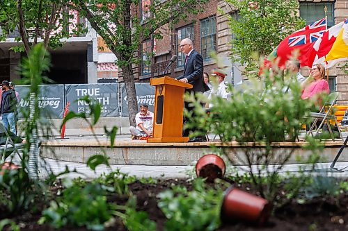 MIKE DEAL / FREE PRESS
Mayor Scott Gillingham along with Kate Fenske, CEO, Downtown Winnipeg BIZ along with other project partners and community members gathered to celebrate the reopening of Air Canada Window Park (355 Portage Ave.) in Downtown Winnipeg Wednesday morning.
260610 - Wednesday, June 10, 2026.
