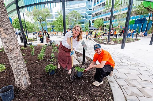 MIKE DEAL / FREE PRESS
Kate Fenske, CEO, Downtown Winnipeg BIZ and Maverick Dysart plant a Uva Ursi or Bearberry plant in the garden after the grand re-opening of Air Canada Window Park.
Mayor Scott Gillingham along with Kate Fenske, CEO, Downtown Winnipeg BIZ along with other project partners and community members gathered to celebrate the reopening of Air Canada Window Park (355 Portage Ave.) in Downtown Winnipeg Wednesday morning.
260610 - Wednesday, June 10, 2026.