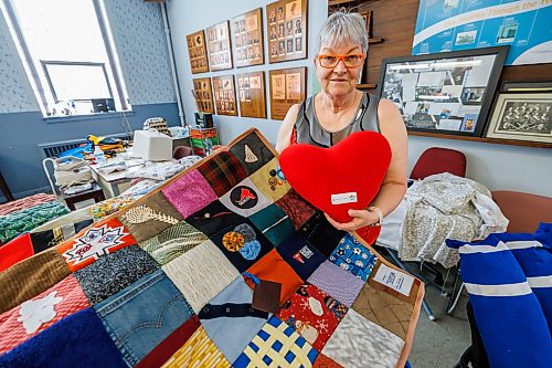 MIKE DEAL / FREE PRESS
Volunteer, Jo-Anne Pelzer, 71, has spent the past 16 years putting her sewing skills to good use making touch quilts for the Alzheimer’s Society, Red Heart Pillows for cardiac surgery patients at St. Boniface Hospital and costumes for the Children’s Hospital mascot Dr. Goodbear, as well as knitting mittens, toques, scarves and gloves for various organizations in the city.
Reporter: AV Kitching
260610 - Wednesday, June 10, 2026.