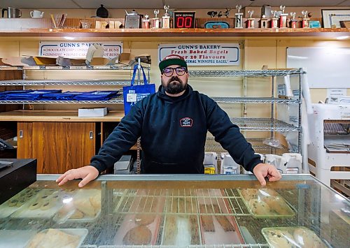 MIKE DEAL / FREE PRESS
Jon Hochman, owner of Gunn’s Bakery, where the power went out at 7 p.m. last night and was only just restored mid-afternoon.
Reporter: Gabrielle Piche
260610 - Wednesday, June 10, 2026.