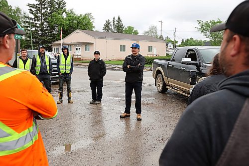 10062026
Manitoba Premier Wab Kinew visits with emergency workers helping out in the community of Minitonas on Wednesday while touring the damage caused by flooding in the area over the past few days. 
(Tim Smith/The Brandon Sun)
