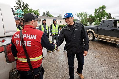 10062026
Manitoba Premier Wab Kinew visits with emergency workers helping out in the community of Minitonas on Wednesday while touring the damage caused by flooding in the area over the past few days. 
(Tim Smith/The Brandon Sun)

