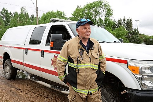 10062026
Minitonas Fire Chief Ken Malley speaks with Manitoba Premier Wab Kinew in the community on Wednesday while the Premier toured the damage caused by flooding in the area over the past few days.
(Tim Smith/The Brandon Sun)