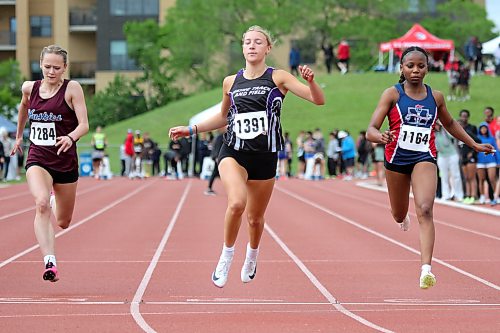 Vincent Massey's Soleil Kaktins, centre, posted a 12.50-second 100-metre dash in the JV girls preliminaries, then ran 12.66 in the semifinals, the fastest time in both, to reach today's final. (Thomas Friesen/The Brandon Sun)