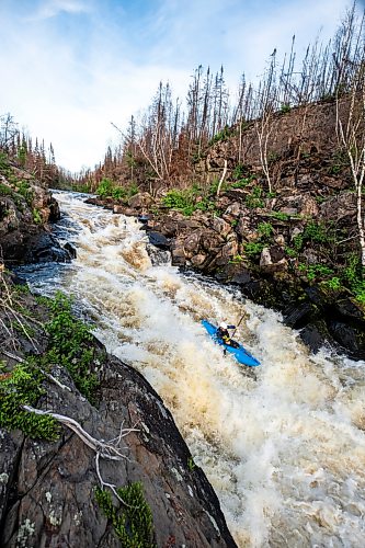 MIKAELA MACKENZIE / FREE PRESS
Steven Walker paddles Ҵhe canyonӠrapid on the lower Bird River on Tuesday, June 16, 2026.
For photo page.
Free Press 2026