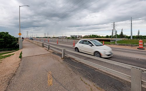 MIKE DEAL / FREE PRESS
A car travels across the Fort Garry Bridge heading East.
Construction continues on replacing the old failed sewer lines that crossed the Red River at the Fort Garry Bridge, the new ones being installed in a tunnel that goes 16 meters below the ground travelling underneath the river.
Reporter: Morgan Modjeski
260619 - Friday, June 19, 2026.