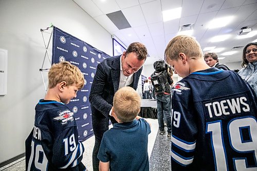 MIKAELA MACKENZIE / FREE PRESS
	
Jonathan Toews greets little fans after announcing his retirement at the Jonathan Toews Sportsplex on Friday, June 19, 2026.

For sports story.
Free Press 2026