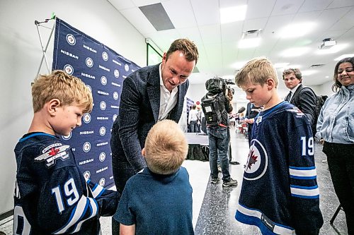 MIKAELA MACKENZIE / FREE PRESS
	
Jonathan Toews greets little fans after announcing his retirement at the Jonathan Toews Sportsplex on Friday, June 19, 2026.

For sports story.
Free Press 2026