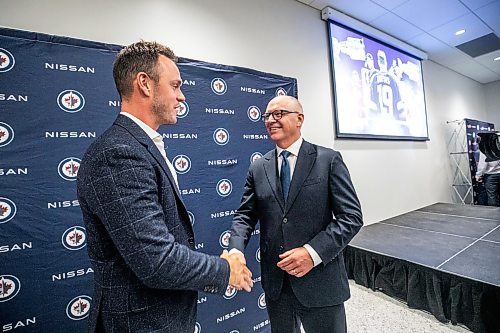 MIKAELA MACKENZIE / FREE PRESS
	
Jonathan Toews shakes hands with mayor Scott Gillingham after announcing his retirement at the Jonathan Toews Sportsplex on Friday, June 19, 2026.

For sports story.
Free Press 2026