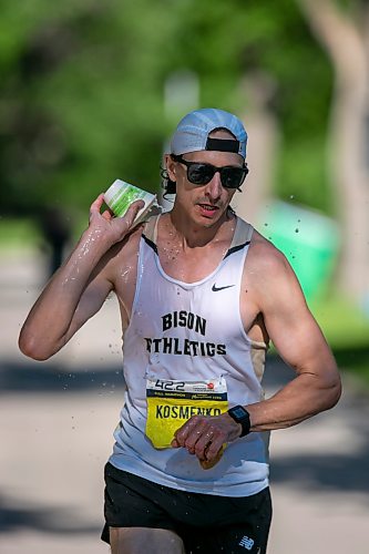 BROOK JONES./ FREE PRESS
Nickolas Kosmenko from Cranberry Portage, Man., cools off by pouring a cup of water over himself while he runs down Wellington Crescent while competing in the men's full marathon at the 48th Manitoba Marathon in Winnipeg, Man., Sunday, June 21, 2026.