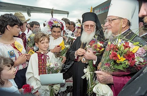 Joe Bryksa / Winnipeg Free Press files
May 27, 1998
Metropolitan Wasyly Fedak, right, and followers welcome Patriarch Bartholomew.