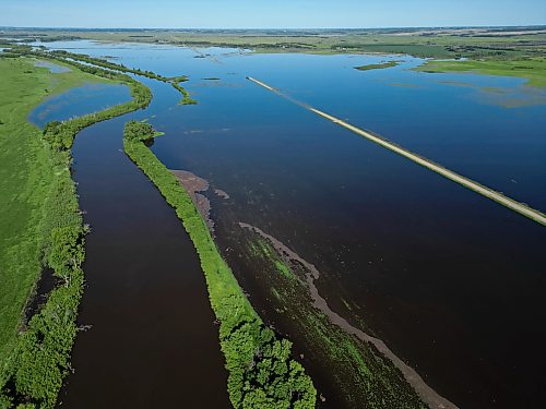 25062026
Flood waters from the swollen Assiniboine River cover farmland and submerge portions of a grid road bisecting Highway 250 north of Alexander on Thursday.
(Tim Smith/The Brandon Sun)default