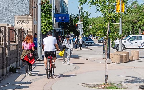 MIKE DEAL / FREE PRESS
Pedestrian traffic along Main Street close to the intersection with Logan Avenue on Thursday, June 25.
260625 - Thursday, June 25, 2026.