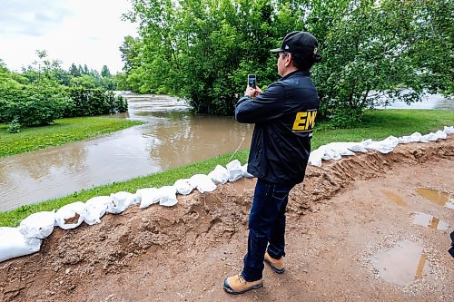 MIKE DEAL / FREE PRESS
Manitoba Premier Wab Kinew takes some photos of the overflowing river in Swan River, MB.
Manitoba Premier Wab Kinew flew to Dauphin, MB and Swan River, MB on Thursday to get a first hand look at some of the flood damage and to meet with officials and victims who are still in the midst of dealing with the situation.
260702 - Thursday, July 02, 2026.