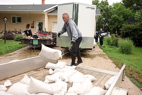 02072026
Lyle Stokotelny loads sandbags no longer needed by Angela and Devin Shtykalo for their home in Dauphin, to use to protect his cottage along Dauphin Lake at Ochre Beach on Thursday. Several homes along the Vermillion river in Dauphin were flooded earlier this week and homes and cottages at Dauphin Lake are at risk of flooding as the lake level continues to rise. (Tim Smith/The Brandon Sun)
