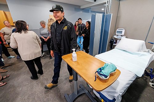 MIKE DEAL / FREE PRESS
Manitoba Premier Wab Kinew arrives at the new temporary medical clinic in Dauphin, MB.
Manitoba Premier Wab Kinew flew to Dauphin, MB and Swan River, MB on Thursday to get a first hand look at some of the flood damage and to meet with officials and victims who are still in the midst of dealing with the situation.
260702 - Thursday, July 02, 2026.