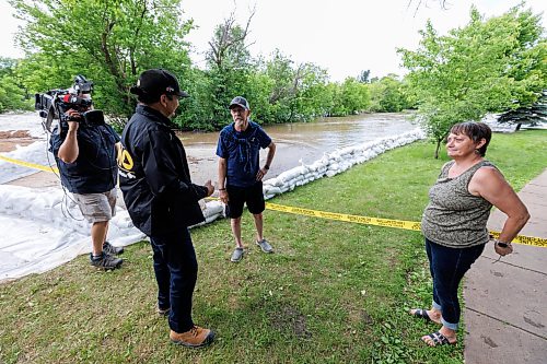 MIKE DEAL / FREE PRESS
Manitoba Premier Wab Kinew chats with Kevin and Pam Greig who had to evacuate after the Swan River overflowed its banks and flooded their house before they were able to put up a ring of sandbags.
Manitoba Premier Wab Kinew flew to Dauphin, MB and Swan River, MB on Thursday to get a first hand look at some of the flood damage and to meet with officials and victims who are still in the midst of dealing with the situation.
260702 - Thursday, July 02, 2026.
