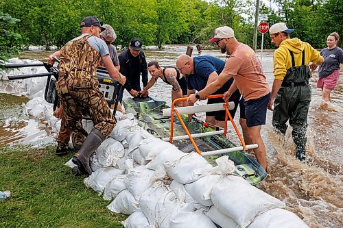 MIKE DEAL / FREE PRESS
Manitoba Premier Wab Kinew (centre) helps a load a generator onto a canoe so it can be taken to a home only accessible by flooded streets in Swan River, MB.
Manitoba Premier Wab Kinew flew to Dauphin, MB and Swan River, MB on Thursday to get a first hand look at some of the flood damage and to meet with officials and victims who are still in the midst of dealing with the situation.
260702 - Thursday, July 02, 2026.