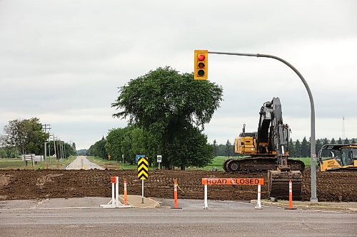 03062026
Work continues to close the dike along 18th Street North at Grand Valley Road in Brandon on Friday as the Assiniboine River continues to rise.
(Tim Smith/The Brandon Sun)