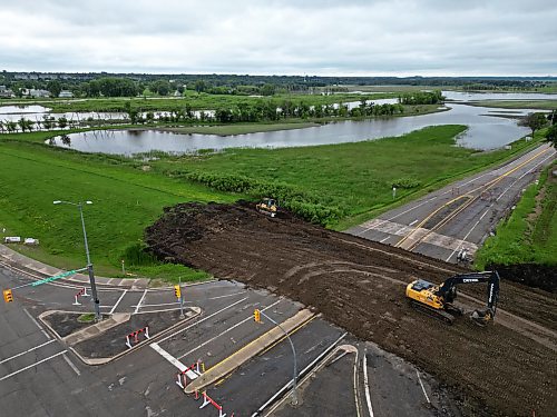 03062026
Work continues to close the dike along 18th Street North at Grand Valley Road in Brandon on Friday as the Assiniboine River continues to rise.
(Tim Smith/The Brandon Sun)