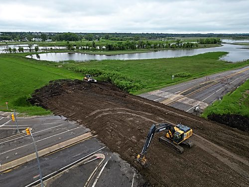 03062026
Work continues to close the dike along 18th Street North at Grand Valley Road in Brandon on Friday as the Assiniboine River continues to rise.
(Tim Smith/The Brandon Sun)