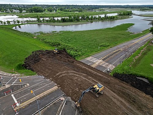 03062026
Work continues to close the dike along 18th Street North at Grand Valley Road in Brandon on Friday as the Assiniboine River continues to rise.
(Tim Smith/The Brandon Sun)