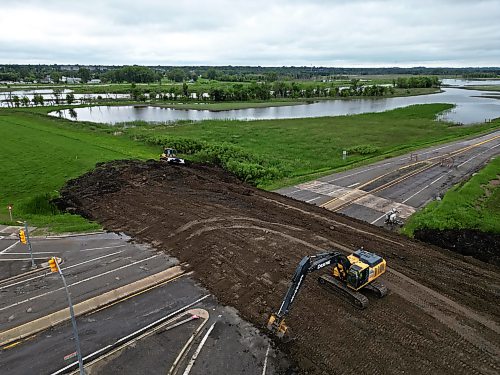 03062026
Work continues to close the dike along 18th Street North at Grand Valley Road in Brandon on Friday as the Assiniboine River continues to rise.
(Tim Smith/The Brandon Sun)