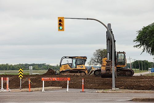 03062026
Work continues to close the dike along 18th Street North at Grand Valley Road in Brandon on Friday as the Assiniboine River continues to rise.
(Tim Smith/The Brandon Sun)