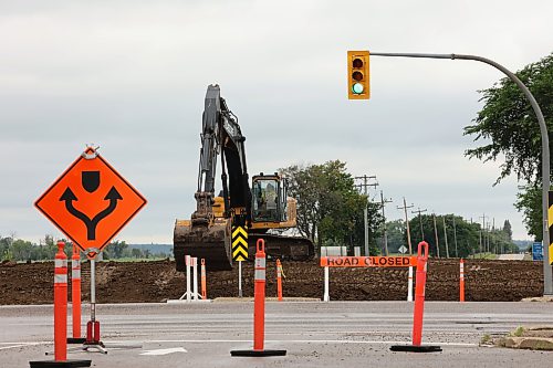 03062026
Work continues to close the dike along 18th Street North at Grand Valley Road in Brandon on Friday as the Assiniboine River continues to rise. 
(Tim Smith/The Brandon Sun)