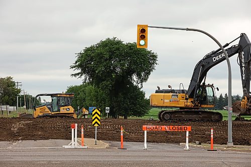 03062026
Work continues to close the dike along 18th Street North at Grand Valley Road in Brandon on Friday as the Assiniboine River continues to rise.
(Tim Smith/The Brandon Sun)